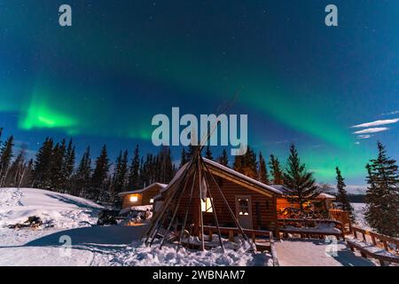 Aurora Borealis, Northern Lights, über einer Holzhütte der Aborigines in Yellowknife, Nordwest Territories, Kanada Stockfoto