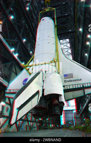 CAPE CANAVERAL, Fla. -- das ist ein 3D-Bild von Space Shuttle Endeavour, da es mit einer Metallschlinge ausgestattet ist, die das Raumschiff vom Transferschiff in eine hohe Bucht des Fahrzeugmontagegebäudes im Kennedy Space Center der NASA in Florida heben wird. In der Bucht wird das Shuttle an seinem externen Kraftstofftank und festen Raketenverstärkern befestigt. Endeavour wird auf Kennedys Launch Pad 39A für seine letzte Mission STS-134 am 9. März starten. Verwenden Sie zum Anzeigen dieses Bildes eine grüne und magentafarbene 3D-Brille. Endeavour und die sechsköpfige Crew werden den Express Logistics Carrier-3, Alpha Magnet, liefern Stockfoto