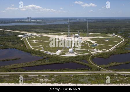 CAPE CANAVERAL, Fla. – Eine Luftaufnahme von Osten nach Westen zeigt das gesamte Launch Pad 39B-Gebiet im Kennedy Space Center der NASA in Florida. Auf der Oberfläche des Polsters wurde ein neuer Aufzug gebaut, und die zur Oberfläche führende Raupenbahn wird repariert. Außerdem werden Reparaturen an den Raupenfahrwerken und dem Katakombendach unten auf beiden Seiten des Flammengrabens durchgeführt. Ebenfalls zu sehen sind der Wasserturm und die drei hohen Blitztürme, die das Pad umgeben. Links im Hintergrund befindet sich das Montagegebäude des Fahrzeugs. An Pad B und anderen fa werden modernisierungen durchgeführt Stockfoto