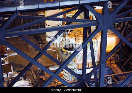 Im Fahrzeugbauhaus des Kennedy Space Centers wird das rechte hintere Mittelsegment eines Solid Rocket Boosters zum hinteren Booster abgesenkt, um die STS-114 zu verbinden. Zwei 149 Fuß hohe SRBs mit einem Durchmesser von 12 Fuß sind auf der Mobile Launch Platform gestapelt und werden vom externen Tank ergänzt. SRBs bieten während des Starts den Hauptantrieb neben den Space Shuttle-Haupttriebwerken und trennen sich auf etwa 26,3 Seemeilen. Stockfoto