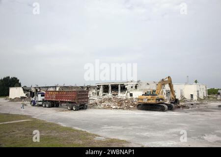 Auf der Cape Canaveral Air Force Station zerstört eine Caterpillar 330-Raupenhacke das Mercury Mission Control Center. Gebaut 1956–1958 und zuletzt 1963 modifiziert, diente das Zentrum Project Mercury und Early Gemini Missionen, unterstützte Flugkontrolle, Fahrzeugkasse, Ortung von Raumfahrzeugen und Astronautentraining. Aufgrund des Alters und der salzhaltigen Luft war ein Abriss erforderlich. Stockfoto