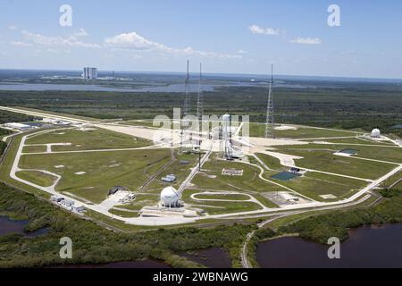 CAPE CANAVERAL, Fla. – Eine Luftaufnahme zeigt das Launch Pad 39B im Kennedy Space Center der NASA in Florida. Auf der Oberfläche des Polsters wurde ein neuer Aufzug gebaut, und die zur Oberfläche führende Raupenbahn wird repariert. Außerdem werden Reparaturen an den Raupenfahrwerken und dem Katakombendach unten auf beiden Seiten des Flammengrabens durchgeführt. Ebenfalls zu sehen sind der Wasserturm und die drei hohen Blitztürme, die das Pad umgeben. Links im Hintergrund befindet sich das Montagegebäude des Fahrzeugs. Am Pad B und an anderen Einrichtungen im Bereich Launch Complex 39 werden Modernisierungen durchgeführt. Das Ground Syste Stockfoto