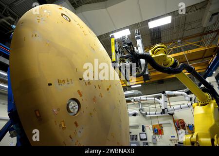 Der Orion Hitzeschild für EFT-1 wird am 23. November 2013 von Textron Technikern in Wilmington, Massachusetts, untersucht, um Leistungsstandards zu überprüfen. Stockfoto