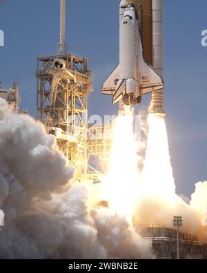Das Space Shuttle Atlantis startet am 14. Mai von Kennedy Space Centers Launch Pad 39A für seinen letzten Flug, STS-132. Sechs erfahrene NASA-Astronauten sind an Bord, die das russische Mini-Forschungsmodul 1 tragen, das für Sojus und Progress an der Internationalen Raumstation einen Andockhafen bietet. Dies ist Atlantis' 32. Flug, die 132. Shuttle-Mission insgesamt und der 34. Flug, der der Montage und Wartung der Station gewidmet ist. Stockfoto
