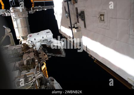 Iss061e136533 (20. Januar 2020) --- NASA-Astronautin Christina Koch wird in der Nähe einer Solarzelle während eines Raumwanderns zur Fertigstellung der Modernisierung der Stromversorgungssysteme auf der Port-6-Traversenstruktur der Internationalen Raumstation dargestellt. Stockfoto