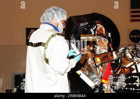KENNEDY SPACE CENTER, FLORIDA. -- eine S-Band-Antenne mit mittlerer Verstärkung ist auf dem NASA-Raumschiff Genesis in der Payload Hazardous Service Facility im Industriegebiet von KSC installiert. Die Raumsonde befindet sich in den letzten Vorbereitungen für den Start an Bord einer Boeing-Delta-II-Rakete am 30. Juli um 36 Uhr EDT. Genesis wird Proben der Ionen und Elemente im Sonnenwind erfassen und sie zur Erde zurückgeben, damit Wissenschaftler die genaue Zusammensetzung der Sonne und den Ursprung des Sonnensystems bestimmen können. Das NASA-Projekt Genesis wird vom Jet Propulsion Laboratory in Pasadena, Kalifornien, verwaltet Lockheed Martin Astr Stockfoto