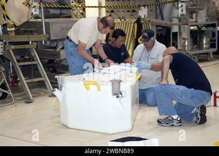 Arbeiter des Kennedy Space Center der NASA bereiteten die Werkzeugaufbewahrung für die Installation in der Nutzladerampe des Space Shuttle Atlantis für die STS-132-Mission vor. Die Baugruppe enthält Werkzeuge und Befestigungsteile, die für außerfahrzeugbezogene Tätigkeiten erforderlich sind. Die sechsköpfige Besatzung wird einen integrierten Frachtträger und ein russisches Mini-Forschungsmodul zur Internationalen Raumstation liefern. STS-132 ist die 132. Shuttle-Mission und die 34. Zum Bahnhof. Der Start ist für den 14. Mai geplant. Stockfoto