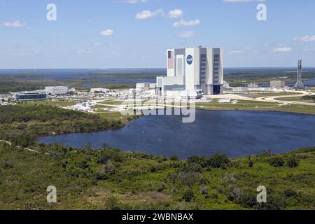 Die Luftaufnahme des Launch Complex 39 des Kennedy Space Centers zeigt das Fahrzeugmontagegebäude, das Launch Control Center und den mobilen Trägerraketen; die Aufrüstung von Pad 39B für das Space Launch System der NASA und die Orion-Kapsel läuft. Stockfoto
