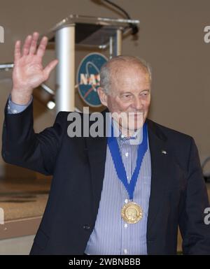 CAPE CANAVERAL, Fla. Jack Lousma, Mitglied der US-Astronaut Hall of Fame, wird im Kennedy Space Center Visitor Complex der NASA in Florida vorgestellt, bevor Bonnie Dunbar, Curt Brown und Eileen Collins in die Gruppe der Weltraumpioniere aufgenommen werden. Diese Induktion ist die zwölfte Gruppe von Astronauten, die nach der AHOF benannt sind, und zum ersten Mal werden zwei Frauen gleichzeitig eingesetzt. Die Mitglieder des Jahres wurden von einem Komitee aus aktuellen Astronauten der Hall of Fame, ehemaligen NASA-Beamten, Historikern und Journalisten ausgewählt. Der Auswahlprozess wird vom Astro verwaltet Stockfoto