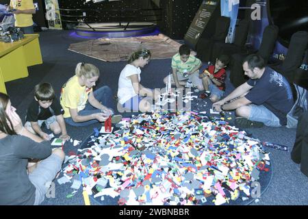 CAPE CANAVERAL, Fla. – Eltern und Kinder jeden Alters nehmen an einer LEGO-Veranstaltung „Build the Future“ im Kennedy Space Center Visitor Complex in Florida Teil. Die Feierlichkeiten fallen zusammen mit dem Start des Mars Science Laboratory (MSL) der NASA, das einen kompakten rover Curiosity auf den roten Planeten bringt. Die Aktivitäten sind Teil des Space Act-Abkommens zwischen der NASA und LEGO A/S und sollen Schüler jeden Alters dazu inspirieren, eine Ausbildung und Karriere in den Disziplinen Wissenschaft, Technik, Ingenieurwesen und Mathematik oder MINT IN Betracht zu ziehen. Start von MSL an Bord eines United Launch Alliance Atlas V RO Stockfoto