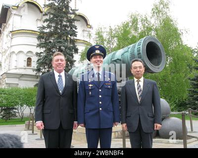 Im Kreml in Moskau posieren der Flugingenieur Mike Fossum von der NASA (links), der Sojus-Kommandeur Sergei Volkov (Mitte) und der Flugingenieur Satoshi Furukawa (rechts) für Bilder vom 16. Mai. 2011 vor der Zarenkanone als Teil ihrer traditionellen Aktivitäten für ihren Start am 8. Juni vom Kosmodrom Baikonur in Kasachstan zur Internationalen Raumstation. Stockfoto