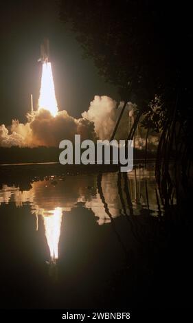 RAUMFAHRTZENTRUM KENNEDY, FLA. -- das Wasser in der Nähe der Startfläche 39A im Kennedy Space Center der NASA liefert ein Spiegelbild des Starts des Space Shuttle Endeavour auf der STS-123-Mission. Der Abflug war pünktlich um 228 Uhr EDT. Endeavours Crew wird eine rekordverdächtige 16-tägige Mission zur Internationalen Raumstation machen und den ersten Teil des Kibo-Labors der japanischen Raumfahrtbehörde und das zweiarmige Robotersystem der kanadischen Raumfahrtbehörde Dextre liefern. Stockfoto