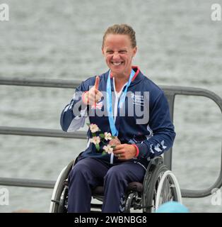 Dartmouth, Kanada. August 2022. Emma Wiggs aus Großbritannien erhält ihre Goldmedaille bei der Paracanoe VL3 200 m Weltmeisterschaft der Frauen. Das ist der zehnte Welttitel von Wiggs. Die ICF Canoe Sprint- und Paracanoe-Weltmeisterschaften 2022 finden am Lake Banook in Dartmouth (Halifax) statt. Stockfoto