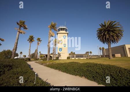 VANDENBERG AFB, Kalifornien -- der Flugsicherungsturm für das 30. Space Wing Luftfeld auf der Vandenberg Air Force Base in Kalifornien. Die Luftwaffenbasis Vandenberg hat die Mission, Satelliten von der Westküste aus in die polare Umlaufbahn zu bringen, wobei sie nutzbare Booster wie Pegasus, Stier, Minotaur, Atlas V und Delta IV einsetzen Stockfoto