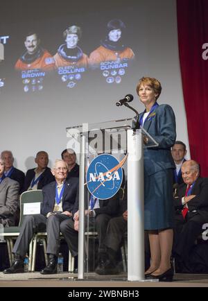 CAPE CANAVERAL, Fla. – Im Kennedy Space Center Visitor Complex der NASA in Florida spricht der Shuttle-Astronaut Eileen Collins, nachdem er in die US Astronaut Hall of Fame AHOF aufgenommen wurde. Collins wurde verehrt, als er STS-114 bei der Return to Flight Mission nach dem Verlust des Space Shuttle Columbia kommandierte. Collins Karriere bei der NASA ist voller Errungenschaften, einschließlich der ersten weiblichen Space Shuttle Pilotin und der ersten weiblichen Kommandantin. Als viermalige Veteranin der Raumfahrt absolvierte Collins mehr als 872 Stunden im Weltraum und ihre Missionen umfassen STS-63, STS-84, STS-93 und STS-114. Shuttle-Astronauten Stockfoto