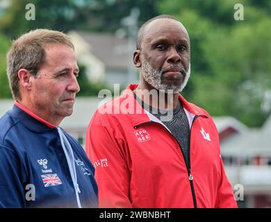 Dartmouth, Kanada. August 2022. Bruni Surin, ehemaliger kanadischer Leichtathletik-Medaillengewinner, verlieh Medaillen bei den Paracanoe-Weltmeisterschaften. Die ICF Canoe Sprint- und Paracanoe-Weltmeisterschaften 2022 finden am Lake Banook in Dartmouth (Halifax) statt. Quelle: Meanderingemu /Alamy Live News Stockfoto