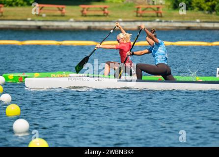 Dartmouth, Kanada. August 2022. Liudmyla Luzan aus der Ukraine und Sophia Jensen aus Kanada in Aktion beim C-1 500 m Finale der Frauen. Luzan gewann Gold, während Jensen mit weniger als einer Sekunde hinter Silber den zweiten Platz belegte. Die ICF Canoe Sprint- und Paracanoe-Weltmeisterschaften 2022 finden am Lake Banook in Dartmouth (Halifax) statt. Stockfoto