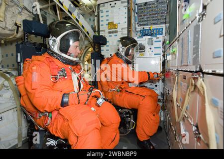 JSC2009-E-258484 (8. Dezember 2009) -- - die Astronauten Garrett Reisman (Foreground) und Steve Bowen, beide STS-132-Missionsspezialisten, nehmen an einem Training auf dem Mitteldeck des Crew-Compartment Trainers (CCT-2) in der Raumfahrzeugmodellanlage im Johnson Space Center der NASA Teil. Stockfoto