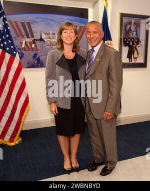 Der stellvertretende Administrator der NASA Lori B. Garver und der NASA-Administrator Charles F. Bolden Jr. posieren für ein Foto, kurz nachdem er am Freitag, den 17. Juli 2009 in Washington vereidigt wurde. Stockfoto