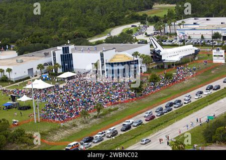 CAPE CANAVERAL, Fla. -- nach 30 Jahren und 135 Missionen strömen Bewohner und Besucher der Space Coast Floridas in die Astronaut Hall of Fame in Titusville, um den roten Glanz der Rakete des NASA Space Shuttle Programms zum letzten Mal zu sehen. Das Space Shuttle Atlantis soll um 11:26 Uhr EDT vom Startplatz 39A im Kennedy Space Center der NASA in Florida abheben. An Bord sind vier erfahrene Astronauten - STS-135 Commander Chris Ferguson, Pilot Doug Hurley und Missionsspezialisten Sandy Magnus und Rex Walheim. STS-135 liefert das Multifunktions-Logistikmodul Raffaello verpackt mit Stockfoto