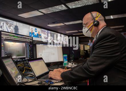 Paul Crawford und Teams des Marshall Space Flight Center der NASA überwachten die Startbedingungen von Demo-2 vom Huntsville Operations Support Center (HOSC). Stockfoto