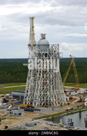 Treibstofftanks für Raketentriebwerke und Zellkuppel bedecken den im Bau befindlichen A-3-Teststand im Stennis Space Center. Der Stand wird Raketenantriebe der nächsten Generation testen, die Menschen über die Erdumlaufbahn hinaus in den Tiefen Weltraum transportieren könnten. Stockfoto