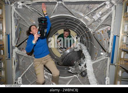 S133-E-006552 (26. Februar 2011) --- NASA-Astronautin Nicole Stott, Missionsspezialistin STS-133; und der russische Kosmonaut Alexander Kaleri, Flugingenieur der Expedition 26, sind im „Johannes Kepler“ Automated Transfer Vehicle-2 (ATV-2) der Europäischen Weltraumorganisation abgebildet, das derzeit an der Internationalen Raumstation angedockt ist. Stockfoto