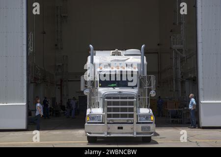 Im Kennedy Space Center lieferte ein Truck den Abwurfmotor für Orions Launch Abort System, Teil von EFT-1. Die LAS zieht das Orion-Crew-Modul in Notfällen vom Trägerfahrzeug weg. Orion ist für bemannte Tiefenraummissionen konzipiert und bietet Notabbruch, Sicherheit der Besatzung und sicheren Wiedereinstieg. Der erste Testflug ohne Piloten wird 2014 mit einer Delta IV-Rakete durchgeführt. Stockfoto
