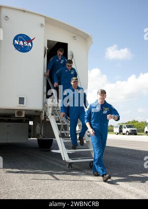 CAPE CANAVERAL, Fla. - Im Kennedy Space Center der NASA in Florida führt STS-132 Commander Ken Ham seine Crew aus dem Crew Transfer-Fahrzeug auf der Shuttle Landing Facility. Hinter Ham stehen Pilot Tony Antonelli und Mission Specialists Steve Bowen und Piers Sellers. Atlantis beendete seine 4,8-Millionen-Meilen-Mission STS-132 zur Internationalen Raumstation um 48 Uhr EDT. Die sechsköpfige STS-132-Besatzung trug das in Russland gebaute Mini-Forschungsmodul 1 zur Raumstation. STS-132 ist die 34. Shuttle-Mission zum Bahnhof, die 132. Shuttle-Mission insgesamt und der letzte geplante Flug nach Atla Stockfoto