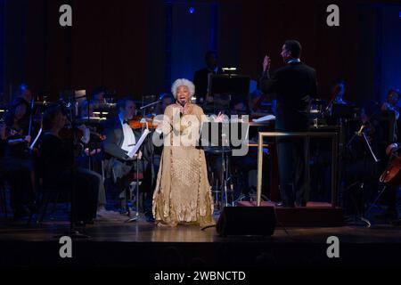 Die Schauspielerin Nichelle Nichols, bekannt für ihre Rolle als Kommunikationsoffizierin Lieutenant Uhura in der Serie Star Trek, singt als Emil de Cou, rechts, dirigiert die Space Philharmonic am Mittwoch, den 25. Mai 2011, in der Konzerthalle des John F. Kennedy Center for the Performing Arts in Washington. Die Veranstaltung markiert den 50. Jahrestag der Sonderbotschaft von Präsident John F. Kennedy an den Kongress über dringende nationale Bedürfnisse, in der er erklärte, dass er einen Mann auf dem Mond landet und ihn sicher auf die Erde zurückbringt. Stockfoto