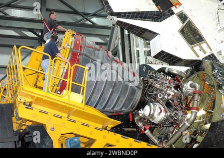 RAUMFAHRTZENTRUM KENNEDY, FLA. - In der Orbiter Processing Facility Bay 1 im Kennedy Space Center der NASA führen Arbeiter den Hyster Gabelstapler nahe Atlantis, um ein Space Shuttle Main Engine (SSME) in Position 1 (obere Kammer) zu installieren. Insgesamt wiegt ein SSME etwa 7.000 Pfund. Drei Triebwerke sorgen zusammen mit den beiden Solid Rocket Boostern für den Auftrieb. Nach etwa 2 Minuten werden die beiden Booster verbraucht und vom externen Tank getrennt. Die SSMs feuern etwa 8 Minuten lang weiter. Sie schlossen kurz bevor das Schiff in die Umlaufbahn eingeführt wurde. Die KMU sind Test Stockfoto