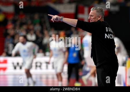München, Deutschland. Januar 2024. Handball: Europameisterschaft, Dänemark - Tschechische Republik, Vorrunde, Gruppe F, Spieltag 1, Olympiahalle München. Der dänische Trainer Nikolaj Jacobsen gibt taktische Anweisungen. Quelle: Peter Kneffel/dpa/Alamy Live News Stockfoto