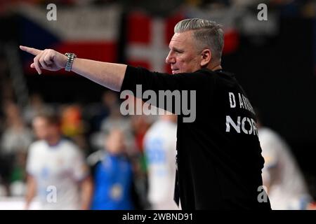 München, Deutschland. Januar 2024. Handball: Europameisterschaft, Dänemark - Tschechische Republik, Vorrunde, Gruppe F, Spieltag 1, Olympiahalle München. Der dänische Trainer Nikolaj Jacobsen gibt taktische Anweisungen. Quelle: Peter Kneffel/dpa/Alamy Live News Stockfoto