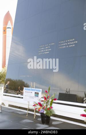 CAPE CANAVERAL, Fla. Am 28. Jahrestag des Unfalls des Space Shuttle Challenger werden Blumen im Space Mirror Memorial der Astronauts Memorial Foundation im Kennedy Space Center Visitor Complex der NASA platziert. Der Tag des Unfalls im Jahr 1986 wurde bitterkalt. Die Temperaturen schwebten nur wenige Grad über dem Gefrierpunkt, als Challenger mit seinen sieben Astronauten auf der Mission STS-51L losflogen. Der Flug endete nur 73 Sekunden später, als ein O-Ring im rechten festen Raketenverstärker ausfiel und einen Feuerball verursachte, der zum Verlust des Fahrzeugs und des Crew-Commander Francis Scobee, Pilot Michael, führte Stockfoto