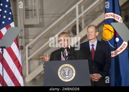 CAPE CANAVERAL, Fla. - Im Operations and Checkout Building im Kennedy Space Center der NASA in Florida stellt NASA-Administrator Charles Bolden am Podium Präsident Barack Obama den Teilnehmern der Konferenz über das amerikanische Raumfahrtprogramm für das 21. Jahrhundert vor. Hinter ihm steht US-Senator Bill Nelson. Präsident Obama eröffnete die Konferenz mit Bemerkungen über den neuen Kurs, den seine Regierung für die NASA plant, und die Zukunft der US-Führung in der menschlichen Raumfahrt. Stockfoto