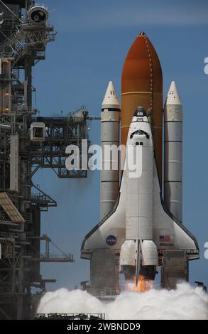 CAPE CANAVERAL, Fla. - Flammen und eine Abgasfahne unter dem Space Shuttle Atlantis signalisieren "Motorstart" an der NASA Kennedy Space Center Startfläche 39A Atlantis' Mission STS-132 zur Internationalen Raumstation startete pünktlich um 14.20 Uhr EDT am 14. Mai nach einem relativ reibungslosen Countdown. STS-132 ist der 132. Shuttleflug, der 32. Flug nach Atlantis und der 34. Shuttle-Mission, die der Montage und Wartung von Stationen gewidmet ist. Stockfoto