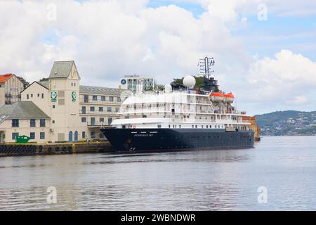 Norwegen, Vestland, Bergen - 22. Juli 2023: Das Kreuzfahrtschiff Hebridean Sky legt in Bergen an. Stockfoto