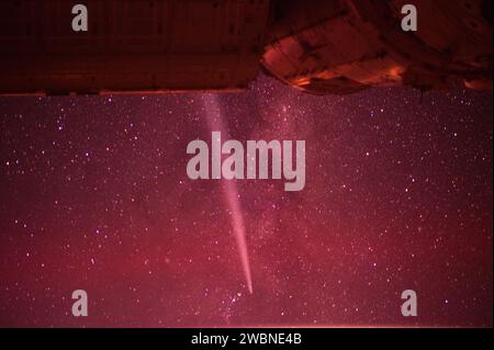 Ein Mitglied der Expedition 30 an Bord der ISS nahm am 25. Dezember 2011 mit einem 58-mm-Objektiv ein Infrarotbild des Kometen Lovejoy im Erdumlauf auf. Stockfoto