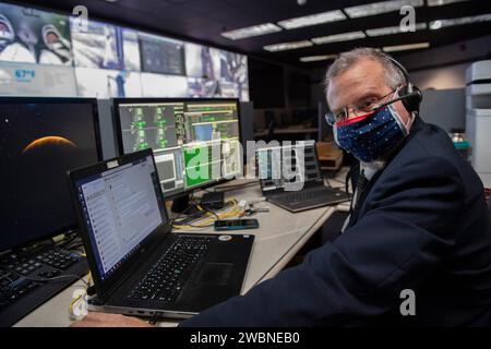 Ken Schrock und Teams des Marshall Space Flight Centers der NASA überwachten die Startbedingungen von Demo-2 vom Huntsville Operations Support Center (HOSC). Stockfoto