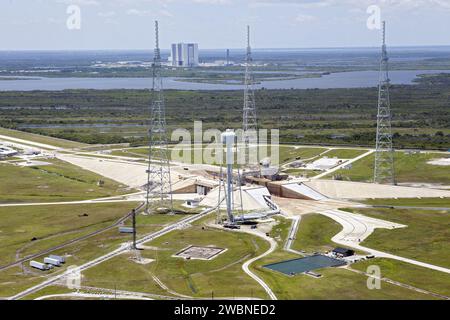 CAPE CANAVERAL, Fla. – Eine Luftaufnahme zeigt den Baufortschritt am Launch Pad 39B im Kennedy Space Center der NASA in Florida. Auf der Oberfläche des Polsters wurde ein neuer Aufzug gebaut, und die zur Oberfläche führende Raupenbahn wird repariert. Außerdem werden Reparaturen an den Raupenfahrwerken und dem Katakombendach unten auf beiden Seiten des Flammengrabens durchgeführt. Ebenfalls zu sehen sind der Wasserturm und die drei hohen Blitztürme, die das Pad umgeben. Im Hintergrund befindet sich das Gebäude für die Fahrzeugmontage. Am Pad B und an anderen Einrichtungen im Bereich Launch Complex 39 werden Modernisierungen durchgeführt. Die Stockfoto