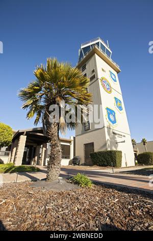 VANDENBERG AFB, Kalifornien -- der Flugsicherungsturm für das 30. Space Wing Luftfeld auf der Vandenberg Air Force Base in Kalifornien. Die Luftwaffenbasis Vandenberg hat die Mission, Satelliten von der Westküste aus in die polare Umlaufbahn zu bringen, wobei sie nutzbare Booster wie Pegasus, Stier, Minotaur, Atlas V und Delta IV einsetzen Stockfoto