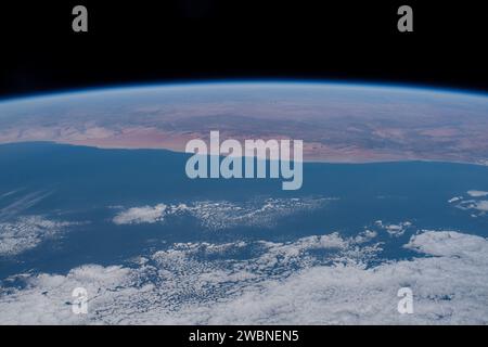 Iss063e033760 (28. Juni 2020) --- dieser Blick von der Internationalen Raumstation blickt über den Atlantischen Ozean und über die Südwestküste Afrikas. Stockfoto