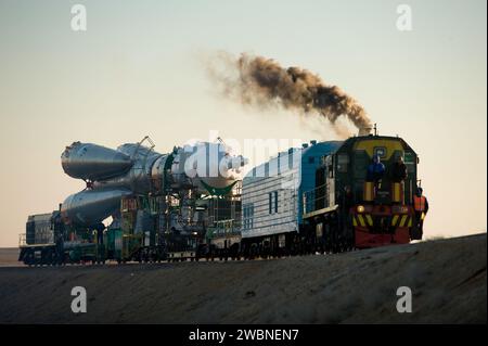 Die Sojus-Rakete wird am Dienstag, den 24. März 2009, auf dem Baikonur-Kosmodrom in Kasachstan zum Startplatz gebracht. Die Sojus sollen am 26. März 2009 die Besatzung der Expedition 19 und einen Raumfahrtteilnehmer starten. Stockfoto