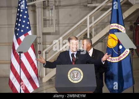 CAPE CANAVERAL, Fla. - Im Operations and Checkout Building im Kennedy Space Center der NASA in Florida stellt US-Senator Bill Nelson am Podium den Teilnehmern der Konferenz über das amerikanische Raumfahrtprogramm für das 21. Jahrhundert den NASA-Administrator Charles Bolden vor. Präsident Barack Obama ist in Kennedy, um vor den Teilnehmern der Konferenz über den neuen Kurs zu sprechen, den seine Regierung für die NASA und die Zukunft der US-Führung in der menschlichen Raumfahrt plant. Stockfoto