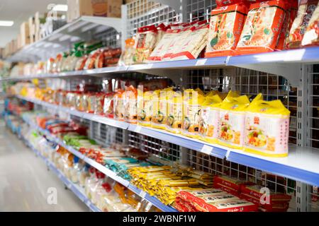 Pakete mit verschiedenen Nudeln in Regalen im asiatischen Lebensmittelgeschäft in Reus Stockfoto