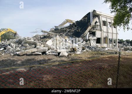 Das Kennedy Space Center der NASA zerstört das Base Operations Building (BOB) im Industriegebiet. Das 1965 erbaute zweistöckige Gebäude diente als Bürofläche für Arbeiter. Der Abbruch ist Teil der Modernisierung der Anlagen, um die Wartungs- und Reparaturkosten für veraltete Strukturen zu senken. Stockfoto