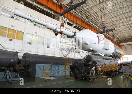 Die oberen Stufen des Raumschiffs Sojus TMA-05M werden in der Integrationsfazilität am Kosmodrome Baikonur in Kasachstan am 11. Juli 2012 zur Vorbereitung der Paarung mit der ersten Stufe hochgehoben, da die Vorbereitungen für den Start der Expedition 32/33 am 15. Juli fortgesetzt wurden. NASA-Flugingenieurin Sunita Williams und Flight Engineer Aki Hoshide von der Japan Aerospace Exploration Agency zur Internationalen Raumstation. NASA/Victor Zelentsov Stockfoto