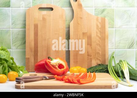 Küchentisch mit Gemüse, Schneidebrettern und Küchenmesser. Hausmannskost. Stockfoto