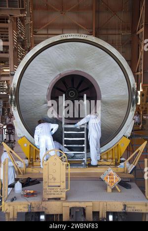 Die Mitarbeiter der Rotation, Processing and Surge Facility des Kennedy Space Centers bereiteten sich auf die Inspektion der Treibstoffkörner der letzten Segmente für feste Raketen vor. Die bei ATK in Utah gefertigten Segmente werden gestapelt und mit Atlantis und seinem externen Kraftstofftank im Fahrzeugmontagegebäude für die Mission STS-134 verbunden. Stockfoto