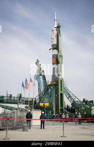 Jsc2020e016993 - am Kosmodrome Baikonur in Kasachstan stehen die Sojus MS-16-Raumsonde und ihr Booster am 6. April an ihrer senkrechten Position auf der Startrampe Site 31, nachdem sie für die endgültigen Vorbereitungen für den Start vorbereitet wurden. Die Besatzungsmitglieder Chris Cassidy von der NASA und Anatoly Ivanishin und Ivan Vagner von Roscosmos starten am 9. April an Bord der Sojus MS-16 für eine sechseinhalbmonatige Mission auf der Internationalen Raumstation NASA/Victor Zelentsov 63. Stockfoto